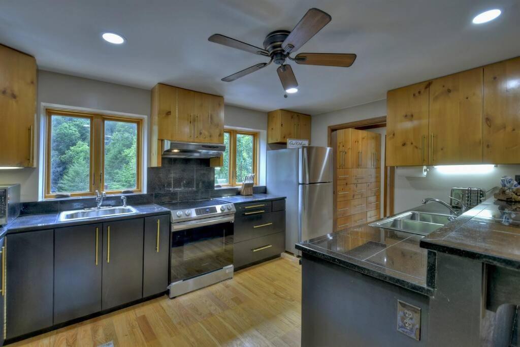 The Chariot - Creek Front With Hottub, Fire Pits, Billiards, Ev Charger - Sandalwood Stays Blue Ridge Extérieur photo